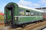 Immer wieder interessant, diese kleinen DR Reko Wagen, hier einer mit der alten Bezeichnung 357-661 Bgetr Bauart Bage eingestellt bei den Dampflokfreunden Berlin mit der Nr. 75 80 99-29 102-2 D-DLFB, ein kleiner enger Personenwagen mit gemütlicher Ausstrahlung, eine echte  Donnerbüchse  am Ende des Sonderzuges heute am 30.10.16 im Bf. Berlin-Lichtenberg.