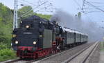 Die Dampflokfreunde Berlin pendelten mit einem historischem Zug und der 03 2155-4 der WFL am 13.05.2017 zwischen Zehdenick und Templin hier Höhe Berlin Hohenschönhausen auf dem Berliner