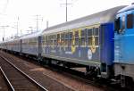 Schon seit l�ngerer Zeit hat der Reise- und Eventveranstalter EUROTRAIN (ET) diese ehemaligen DB Personenwagen in dunkelblau mit gelben Kreisen + Eurotrain Logo + Krombacher Werbung im Einsatz, hier