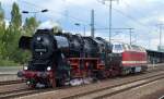 Wahrscheinlich unterwegs zu einem anderen Bahn-Event?, die Dampflokfreunde Berlin mit ihrer 52 8177-9 (90 80 0051 177-8 D-DLFB) mit 119 158-4 am Haken am 25.09.15 Durchfahrt Bhf.