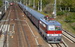 Die Schienenverkehrsgesellschaft (SVG) aus Stuttgart mit der österreichischen 1142 654  Helene  - mit inzwischen deutscher Registrierung 9181 1142 654-3 D-SVG und einem Fußballsonderzug vom 1. FC Union Berlin gemietet am 24.04.17 Richtung Stuttgart in Berlin Friedrichsfelde Ost.
