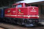 Die Rennsteigbahn-Lok 213 339 Lok  Diana  mit einem Sonderzug mit historischen Personenwagen im Bhf.