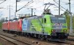 Lokzug mit 185 152-6 mit 145 021-2 + 145 078-2 am Haken bei der Durchfahrt Bhf.