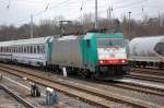 186 135-0 mit der Berlin-Warschau-Express Zuggarnitur, 24.02.12 Berlin Greifswalder Str.