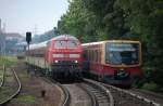 218 834-0 mit dem t�glichen Transport von DB-CNL Personenwagen �ber die Berliner S-Bahngleise ab Berlin-Lichtenberg Bhf.