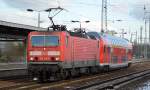 143 134-5 mit einem Regiosteuerwagen in eingener Sache unterwegs am 05.02.15 Durchfahrt Bhf.