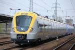 Hier der �berf�hrungszug von hinten mit dem neuen vierteiligen Triebzug X61 - X62 der Serie Alstom Coradia Nordic f�r V�sttrafik (Triebzug 61403) hinteer einem liaf�rbenden Triebzug f�r Skanetrafiken