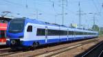8-teiliger FLIRT3-Triebzug mit hochwertigem Interieur von Stadler für Polen PKP Intercity gezogen von EGP 221 136-5 als Überführungsfahrt am 04.08.15 Bhf.