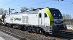ITL - Eisenbahngesellschaft mbH, Dresden [D] mit ihrer Eurodual Lok 159 105-6  [NVR-Nummer: 90 80 2159 105-6 D-ITL] und einem Schüttgutwagenzug mit Sand/Kies am 02.04.25 Höhe Bahnhof