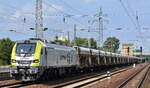 ITL - Eisenbahngesellschaft mbH, Dresden [D] mit ihrer Eurodual lok   159 101-5  [NVR-Nummer: 90 80 2159 101-5 D-ITL] und einem Baustoff-Schüttgutwagenzug (leer) am 18.06.25 Höhe Bahnhof