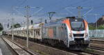 Havelländische Eisenbahn AG, Berlin-Spandau [D] mit ihrer Eurodual Lok  159 010  [NVR-Nummer: 90 80 2159 010-8 D-HVLE] und einem Baustoff-Schüttgutwagenzug (leer) am 22.07.25 Höhe