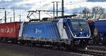 ČD Cargo a.s., Praha [CZ] mit ihrer  388 020-0  [NVR-Nummer: 91 54 7388 020-0 CZ-CDC] und einem Containerzug am 01.04.25 Höhe Bahnhof Magdeburg Hbf.