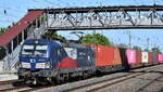 ČD Cargo a.s., Praha [CZ] mit ihrer Vectron  383 001-5  [NVR-Nummer: 91 54 7383 001-5 CZ-CDC] und einem Containerzug am 29.04.25 Höhe Bahnhof Saarmund.