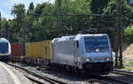 NeS - Netzwerkbahn Sachsen GmbH, Dresden [D] mit der geleasten Akiem Lok  185 572-5 [NVR-Nummer: 91 80 6185 572-5 D-AKIEM] und einem Containerzug Richtung Hamburger Hafen am 20.05.25 Höhe Bahnhof