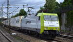 ITL - Eisenbahngesellschaft mbH, Dresden [D] mit ihrer  152 196-2  [NVR-Nummer: 91 80 6152 196-2 D-ITL] und einem Containerzug + einige Drehgestell-Flachwagen (leer) am 27.05.25 Höhe Bahnhof