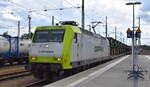 ITL - Eisenbahngesellschaft mbH, Dresden [D] mit ihrer  145 095-6  [NVR-Nummer: 91 80 6145 095-6 D-ITL] und einem halbierten Güterzug, vorne mit Transportwagen mit fabrikneuen JOHN DEEERE