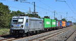 METRANS Rail (Deutschland) GmbH, Leipzig [D] mit der geleasten Akiem Lok  187 013  [NVR-Nummer: 91 80 6187 013-8 D-AKIEM] und einem Containerzug vom Containerterminal am Hafen Königs Wusterhausen