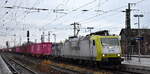 ITL - Eisenbahngesellschaft mbH, Dresden [D] mit ihrer  185 541-0  [NVR-Nummer: 91 80 6185 541-0 D-ITL] und einem Containerzug am 09.12.25 Durchfahrt Bahnhof Stendal Hbf.