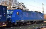 PRESS - Eisenbahn-Bau- and Betriebsgesellschaft Pressnitztalbahn mbH, Jöhstadt [D]  185 063-3  [NVR-Nummber: 91 85 4482 033-8 CH-PRESS] mit einem Containerzug am 25.02.26 Höhe Bahnhof