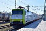ITL - Eisenbahngesellschaft mbH, Dresden [D] mit ihrer  152 196-2  [NVR-Nummer: 91 80 6152 196-2 D-ITL] und einem Ganzzug Kühlthermo-Container am 02.03.26 Durchfahrt Bahnhof Lutherstadt
