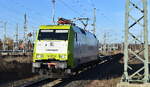 ITL - Eisenbahngesellschaft mbH, Dresden [D] mit ihrer  152 197-0  [NVR-Nummer: 91 80 6152 197-0 D-ITL] und schwach ausgelasteten Containerzug am 02.03.26 Durchfahrt Bahnhof Lutherstadt Wittenberg