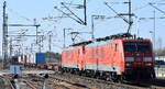 DB Cargo AG, Mainz [D] mit der Doppeltraktion  189 057-3  [NVR-Nummer: 91 80 6189 057-3 D-DB] +   189 059-9  [NVR-Nummer: 91 80 6189 059-9 D-DB] und einem Containerzug am 19.03.26 Höhe