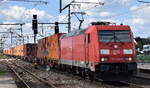 DB Cargo AG, Mainz [D] mit ihrer  185 358-9  [NVR-Nummer: 91 80 6185 358-9 D-DB] und einem Containerzug am 21.04.26 Höhe Bahnhof Rodleben.