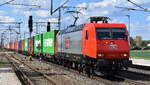 MEG - Mitteldeutsche Eisenbahn GmbH, Schkopau [D] mit der gemieteten  145 052-7  [NVR-Nummer: 91 80 6145 052-7 D-DB] und einem Containerzug am 21.04.26 Höhe Bahnhof Rodleben.