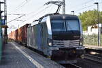 Railpool GmbH, M�nchen [D] mit der recht neuen  7193 229  [NVR-Nummer: 91 80 7193 229-0 D-Rpool], aktueller Leasingnehmer? mit einem Containerzug am 30.07.26 Durchfahrt Bahnhof Berlin-Hohensch�nhausen.