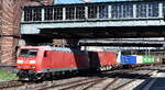 DB Cargo AG, Mainz [D] mit ihrer   185 180-7  [NVR-Nummer: 91 80 6185 180-7 D-DB] verl�sst mit einem Containerzug den Hamburger Hafen am 03.08.26 H�he Bahnhof Hamburg-Harburg.
