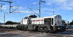 Eiffage Infra-Rail GmbH, Bochum [D] mit ihrer vossloh DE 18 Stage V Lok [NVR-Nummer: 92 80 4185 142-1 D-ERD] und einem Ganzzug firmeneigener Drehgestell-Flachwagen (leer) am 24.09.25 Höhe