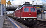 Bahnbetrieb Gera GmbH mit ihrer Ludmilla  232 529-8  [NVR-Nummer: 92 80 1232 529-8 D-GERA] mit einem Ganzzug Drehgestell-Containertragwagen (leer) am 26.03.26 Durchfahrt Bahnhof Berlin-Hohenschönhausen.
