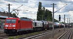 DB Cargo AG, Mainz mit ihrer  185 240-9  [NVR-Nummer: 91 80 6185 240-9 D-DB] +  077 017-7  (NVR:  92 87 0 077017-7 F-DB ) und einem gemischten Güterzug am Haken am 16.07.25 Höhe Bahnhof