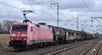 DB Cargo AG, Mainz [D] mit ihrer  152 024-6  [NVR-Nummer: 91 80 6152 024-6 D-DB] und einem gemischten Güterzug am 24.02.26 Höhe Bahnhof Rodleben.