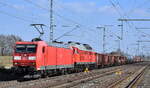 DB Cargo AG, Mainz [D] mit ihren  185 177-3  [NVR-Nummer: 91 80 6185 177-3 D-DB] und  232 255-0  [NVR-Nummer: 92 80 1232 255-0 D-DB] + gemischtem Güterzug am Haken am 19.03.26 Höhe Bahnhof