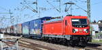 DB Cargo AG, Mainz [D] mit ihrer  187 143  [NVR-Nummer: 91 80 6187 143-3 D-DB] und ein gemischter Güterzug am 21.04.26 Höhe Bahnhof Rodleben.