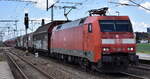 DB Cargo AG, Mainz [D] mit ihrer  152 063-4  [NVR-Nummer: 91 80 6152 063-4 D-DB] und ein gemischter Güterzug am 21.04.26 Höhe Bahnhof Rodleben.