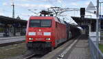 DB Cargo AG, Mainz [D] mit ihrer  152 065-9  [NVR-Nummer: 91 80 6152 065-9 D-DB] und gemischten Güterwagen am 21.04.26 Durchfahrt Bahnhof Dessau Hbf.