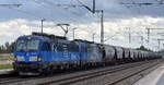 ČD Cargo a.s., Praha [CZ] mit ihrer  383 018-9  [NVR-Nummer: 91 54 7383 018-9 CZ-CDC] und  383 014-8  [NVR-Nummer: 91 54 7383 014-8 CZ-CDC] + Getreidezug am Haken am 23.06.25 Höhe Bahnhof