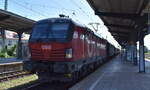 ÖBB-Produktion GmbH, Wien [A]  mit ihrer Vectron  1293 057  [NVR-Nummer: 91 81 1293 057-6 A-ÖBB] und einem Getreidezug am 11.08.25 Durchfahrt Bahnhof Magdeburg-Neustadt.