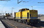 DB Bahnbau Gruppe GmbH, Berlin mit ihrer  293 010-5  [NVR-Nummer: 92 80 1293 010-5 D-DB] und Flachwagen mit Werkzeugcontainern + der firmeneigenen Kettenbohrramme Delmag G42B am 20.03.25 Höhe