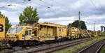 STRABAG BMTI Rail Service GmbH mit ihrer P&T RM 900 VB – Bettungsreinigungsmaschine  Europa-Express  (D-BRS 99 80 9214 001-6) am Haken von  248 049  [NVR-Nummer: 90 80 2248 049-9 D-NRAIL] am