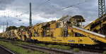 STRABAG BMTI Rail Service GmbH mit ihrer P&T RM 900 VB – Bettungsreinigungsmaschine  Europa-Express  (D-BRS 99 80 9214 001-6) am Haken von  248 049  [NVR-Nummer: 90 80 2248 049-9 D-NRAIL] am
