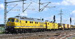 DB Bahnbau Gruppe GmbH, Berlin mit ihrer Ludmilla  232 550-4  (NVR:  92 80 1232 550-4 D-DBBBG ) mit  143 352-3  (NVR:  91 80 6143 352-3 D-DB ) und PLASSER & THEURER MAMMUT Schnellumbauzug SUZ 500 UVR  SUM 314  + Beiwagen/Gleisbaumaschinen am Haken am 21.04.26 Höhe Bahnhof Rodleben.