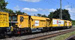 DB InfraGO AG, Frankfurt (Main) und der modularen Schienenschleifmaschine  Rail Styler , der RAIL GRINDER RGH20C ( 99 80 9127 004-6 D-DBMP ) am Haken von  203 303-3  [NVR-Nummer: 92 80 1203 303-3 D-DBMP]  am 10.07.26 H�he Bahnhof Magdeburg-Neustadt.
