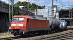 DB Cargo AG, Mainz [D] mit ihrer  152 048-5  [NVR-Nummer: 91 80 6152 048-5 D-DB]verlässt mit einem Kessel-/Containerwagen Gefahrgutzug den Hamburger Hafen am 20.05.25 Höhe Bahnhof