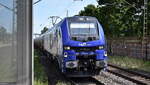 HLG - Holzlogistik and Güterbahn GmbH, Bebra [D] mit ihrer Eurodual Lok   159 446-4  [NVR-Nummer: 90 80 2159 446-4 D-BEBRA] und einem innofreigt Kesselwagenzug (Kalilauge) am 07.08.25 Durchfahrt