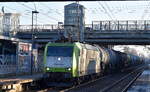 ITL - Eisenbahngesellschaft mbH, Dresden [D]  mit ihrer  185 533-7  [NVR-Nummer: 91 80 6185 533-7 D-ITL] und einem Kesselwagenzug (leer) Richtung Stendell am 17.12.25 Durchfahrt Bahnhof