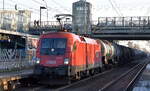 ÖBB - Österreichische Bundesbahnen [A] mit ihrem Taurus  1116 087  [NVR-Nummer: 91 81 1116 087-8 A-ÖBB] und einem Kesselwagenzug (leer) Richtung Stendell am 17.12.25 Durchfahrt Bahnhof