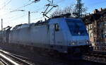 Hector Rail GmbH, Bochum [D]? mit der geleasten Akiem Lok  185 578-2  [NVR-Nummer: 91 80 6185 578-2 D-AKIEM] und einem Kesselwagenzug am 25.02.26 Höhe Bahnhof Magdeburg-Neustadt.